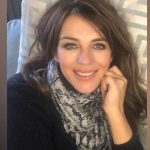 6 Rahasia Elizabeth Hurley Punya Kulit Bersinar di Usia 56