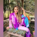 Chrissy Teigen dan 3 Selebriti Ungkap Alasan Melepas Implan Payudara