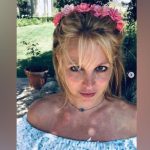 Dukung Britney Spears, Selena Gomez Kirim Paket Rare Beauty dan Bikini Tie Dye