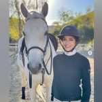 Selma Blair Rasakan Manfaat Berkuda di Tengah Kondisi Multiple Sclerosis